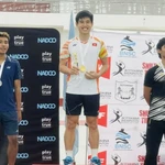 Le Vietnamien Phan Phuc Thinh (centre) bat son rival indien Tanmoy Bikash Boruah pour remporter le tournoi de badminton Botswana International 2025 Photo : alothethao.vn
