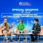 Échange entre le professeur John Stauffer (à gauche), et le poète Nguyên Dô (centre), à l’Université Hoa Sen, le 20 novembre. Photo : Université Hoa Sen
