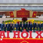 L’ambassadeur du Vietnam en France, Trinh Duc Hai (troisième à partir de la droite) avec des délégués participant au 14e Congrès national du Parti. Photo : VNA