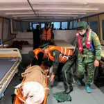 Les secours transportent en toute sécurité Mme Kosuge Kimiko (née en 1949, de nationalité japonaise), victime d'un AVC, à l’hôpital pour des soins d’urgence. Photo : VNA