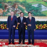 Le secrétaire général du PCV Tô Lâm, le président du PPC Samdech Techo Hun Sen et le secrétaire général du PRPL Thongloun Sisoulith posent lors de leur réunion. Photo : VNA