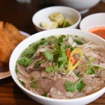 Le Pho est le plat représentatif de la gastronomie de Hanoi et du Vietnam en général, composé de nouilles de riz et de bouillon chaud savoureuse à base de os de porc, de viande, de légumes et d’épices. Photo : TITC
