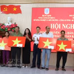 Des représentants du commandement de la 2e région des garde-côtes et du Comité de l'information, de l'éducation et de la mobilisation des masses du Comité provincial du Parti de Quang Ngai offrent des cadeaux et des drapeaux nationaux aux pêcheurs. Photo : VNA