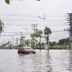 Une voiture immergée dans la rue Cao Hà, inondée par des pluies diluviennes, dans le quartier de Hà Lâm, province de Quang Ninh. Photo: VNA