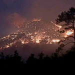 Incendies de forêt dans le quartier de Dai Yên, ville de Ha Long et dans le chef-lieu de Binh Liêu, district de Binh Lieu, province de Quang Ninh, dans la nuit du 12 avril au matin du 13 avril. Photo : VNA 