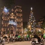 Des paroissiens, des habitants locaux et des touristes se rassemblent à la cathédrale Saint-Joseph de Hanoi pour célébrer Noël. Photo : VNA