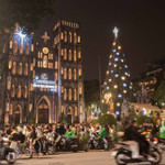 Des paroissiens, des habitants locaux et des touristes se rassemblent à la cathédrale Saint-Joseph de Hanoi pour célébrer Noël. Photo : VNA