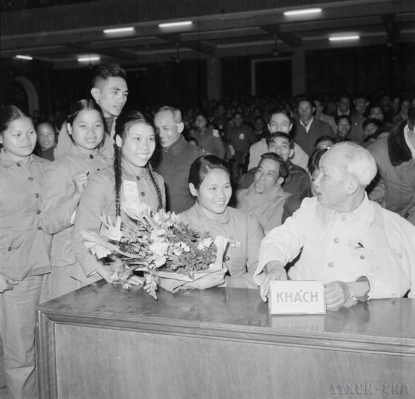 Le Président Hô Chi Minh s’entretient avec les délégués du Congrès d'émulation des Jeunes volontaires dans la guerre de résistance contre l'impérialisme américain de tout le Nord du pays (janvier 1967). Photo : VNA