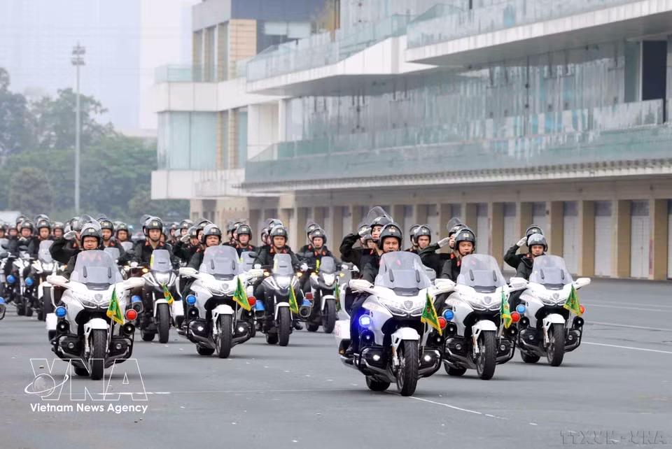 Motos de patrouille spéciales de la Police mobile au défilé lors de la cérémonie de célébration du 50e anniversaire de la Journée traditionnelle de la Police mobile (15 avril 1974 - 2024) et de la réception, pour la deuxième fois, du titre de Héros des Forces armées populaires. Photo : VNA