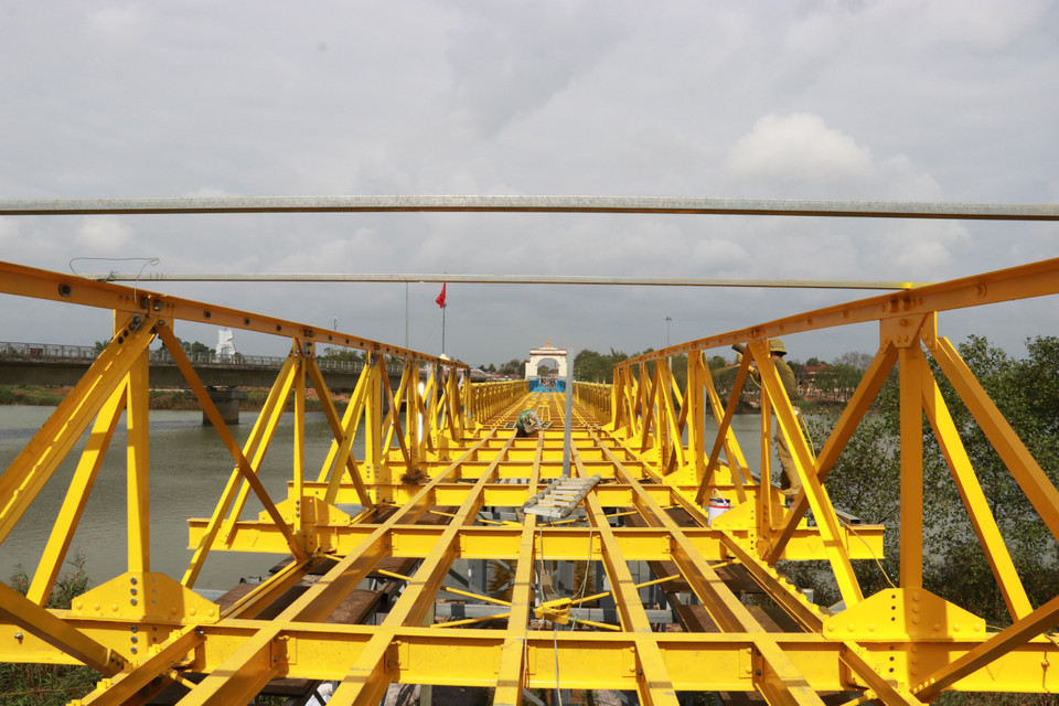 Les travaux incluent la pose de cadres en fer et la consolidation structurelle de l'ouvrage. Photo : VNA