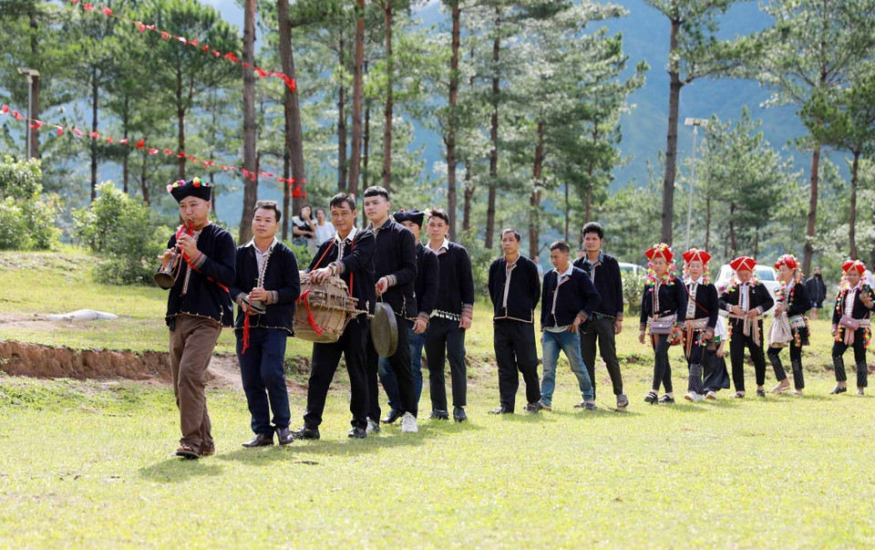 La délégation du marié, composée de proches et d’amis, se rend en tenue traditionnelle et apporte des présents. Photo : VNA