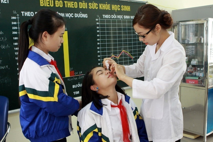 Examen de santé périodique gratuit pour les élèves du collège Doan Ket, arrondissement de Hai Ba Trung (Hanoï). Photo : Duong Ngoc – VNA