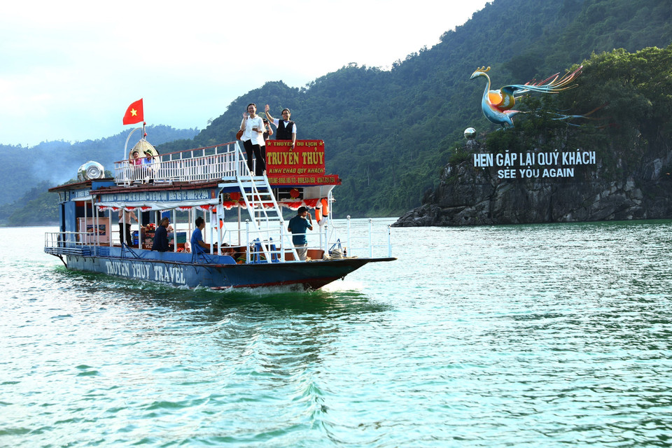 Bateau touristique sur le lac-réservoir hydroélectrique de Tuyen Quang. Photo : VNA