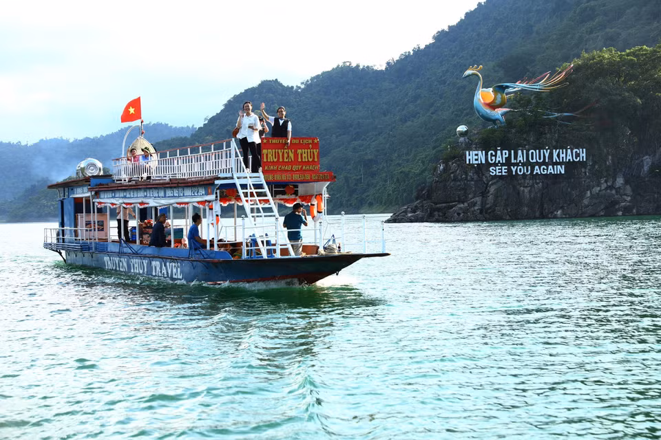 Bateau touristique sur le lac-réservoir hydroélectrique de Tuyen Quang. Photo : VNA