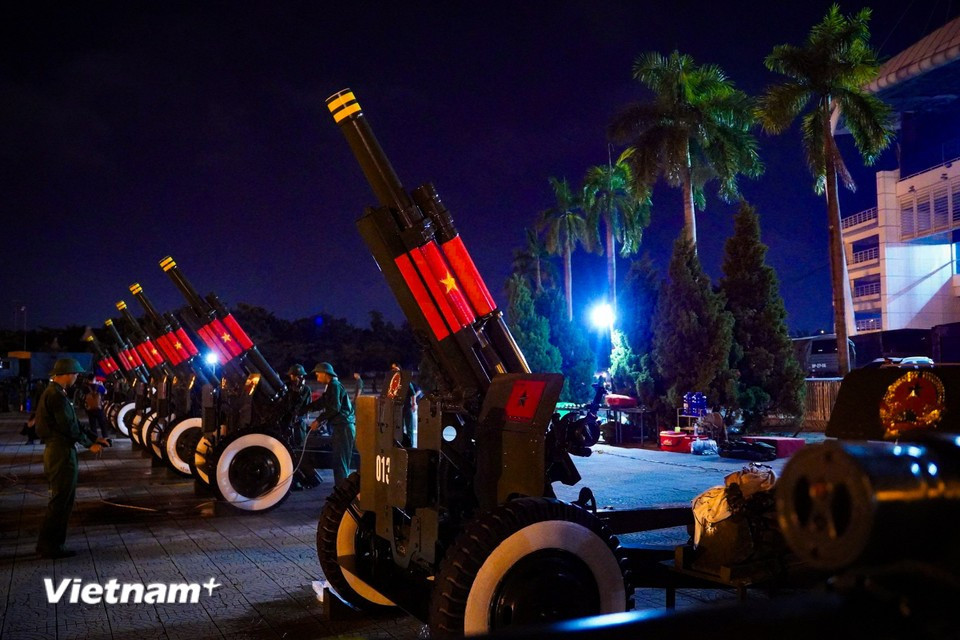 Au total, quinze canons de 2,5 tonnes chacun ont été transportés jusqu'au site de rassemblement par des camions spécialisés Kmaz. Dès leur arrivée, les unités de la 45ᵉ Brigade ont procédé aux opérations de maintenance et de contrôle technique pour garantir la sécurité et la précision du matériel. Photo : Hoài Nam/Vietnam+