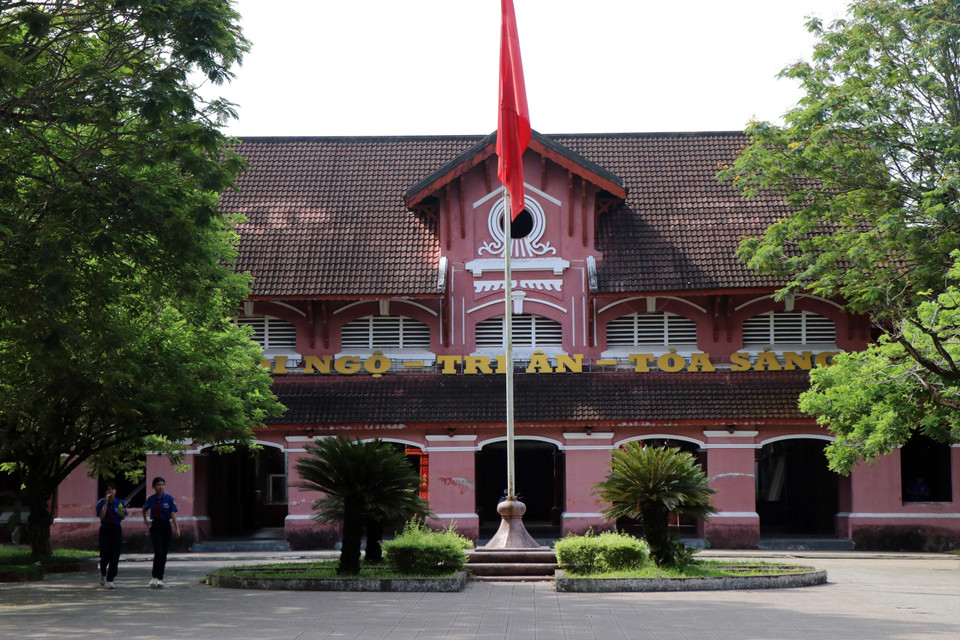 Le lycée Hai Ba Trung est l'une des ouvrages à l’architecture française typique de la ville de Huê. Photo : Do Truong-VNA