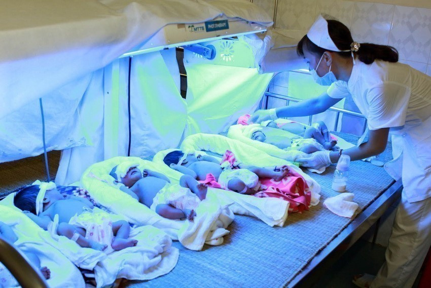Soins aux nouveau-nés à la Polyclinique du district montagneux de Ngoc Lac (Thanh Hoa). Photo : Duong Ngoc – VNA