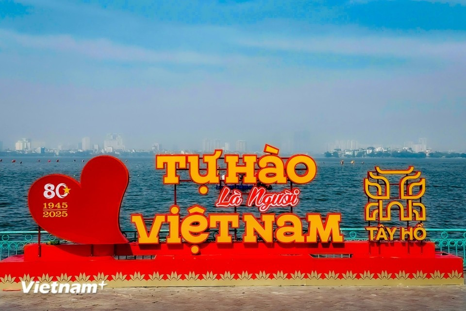 Les alentours du lac regorgent de lieux photogéniques très prisés des jeunes. Photo : Trân Huong Son/Vietnam+