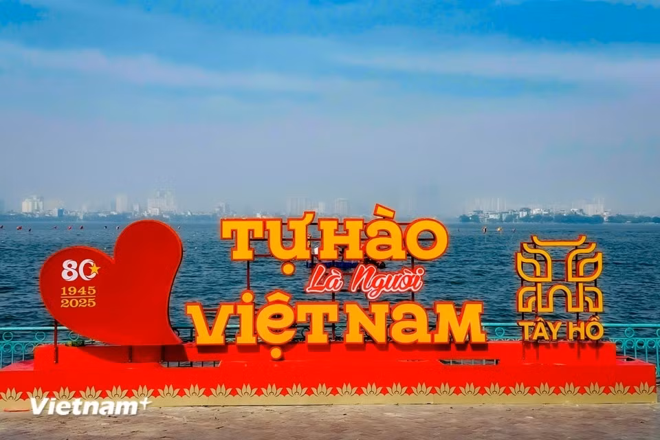 Les alentours du lac regorgent de lieux photogéniques très prisés des jeunes. Photo : Trân Huong Son/Vietnam+