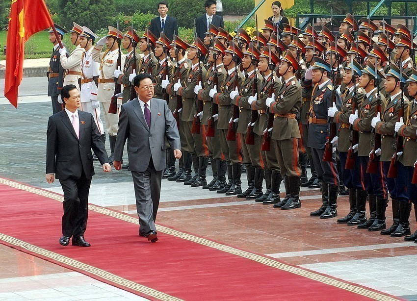 Le Premier ministre Nguyen Tan Dung a présidé la cérémonie d'accueil du Premier ministre de la RPDC, Kim Yong-il, en visite officielle au Vietnam du 26 au 30 octobre 2007. Photo : Nhan Sang – VNA