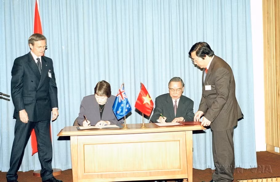 Lors de sa visite officielle en Nouvelle-Zélande (9 mai 2005), le Premier ministre vietnamien Phan Van Khai (droite) et son homologue néo-zélandais Helen Clark signent une déclaration conjointe. Photo : The Thuan – VNA