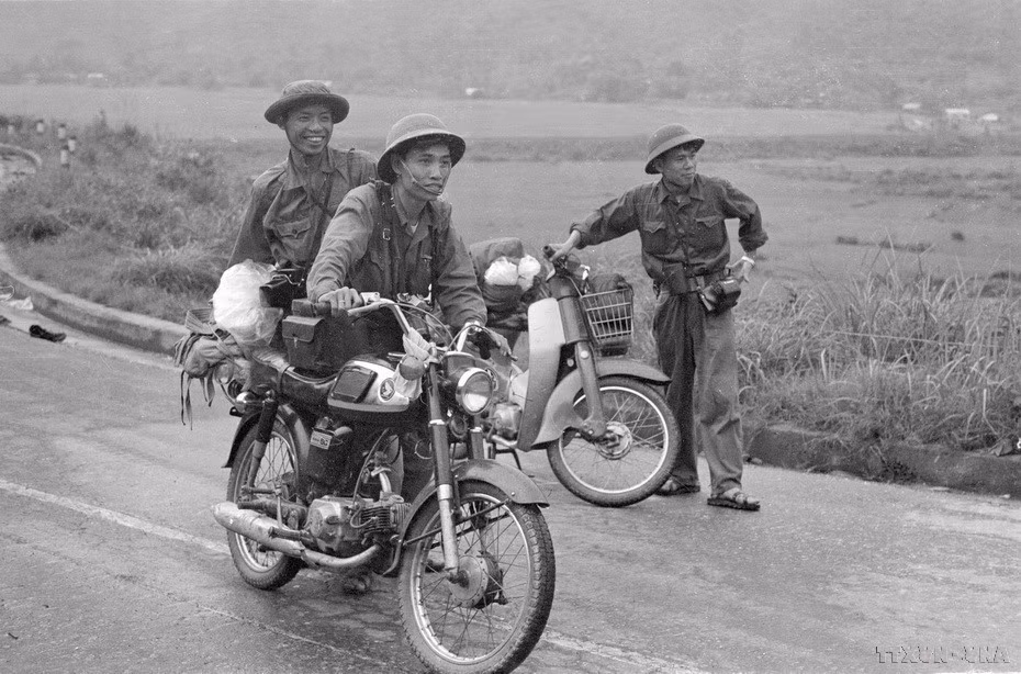 Les reporters Tran Mai Huong, Ngoc Dan et Hoang Thieu traversent le col de Hai Van pour aller à Da Nang, le 29 mars 1975. Photo : VNA