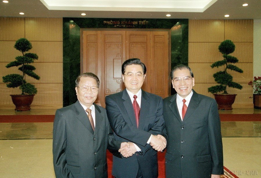 En 2005, l'esprit de « bon voisinage, bons amis, bons camarades et bons partenaires » entre le Vietnam et la Chine a vu le jour. Sur la photo : le secrétaire général du PCV, Nong Duc Manh (à droite), et le président Tran Duc Luong (à gauche) accueillent le secrétaire général chinois et président Hu Jintao lors de sa visite au Vietnam (Hanoï, 31 octobre 2005). Photo : Nhan Sang – VNA