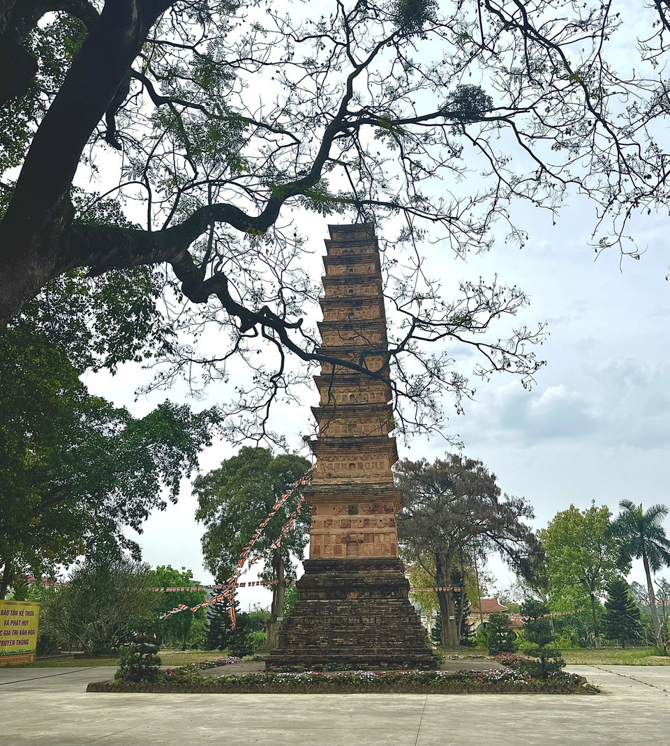 Avec ses 11 étages, la tour conserve des traces indélébiles du passé. Des fragments des deux étages supérieurs sont d'ailleurs précieusement conservés à la pagode Then et au musée de Vinh Phuc. Photo : Nguyen Thao-VNA