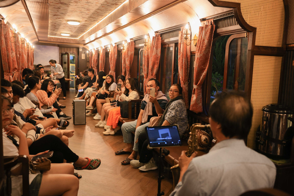 L'écoute de musique en direct à bord des trains de l'expérience "Dà Lat dans une nuit d'ivresse" est très prisée par les touristes. Photo : VNA