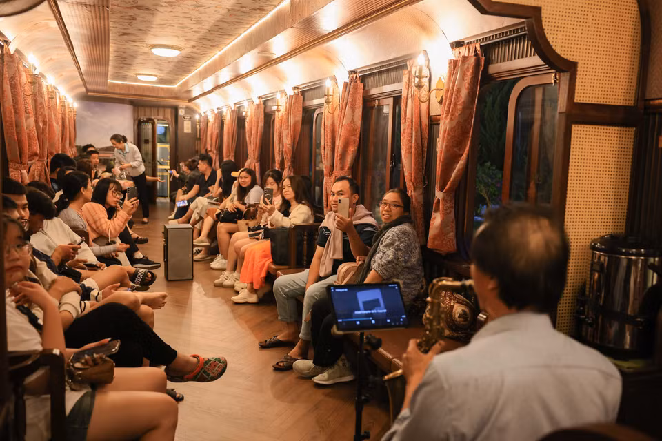 L'écoute de musique en direct à bord des trains de l'expérience "Dà Lat dans une nuit d'ivresse" est très prisée par les touristes. Photo : VNA