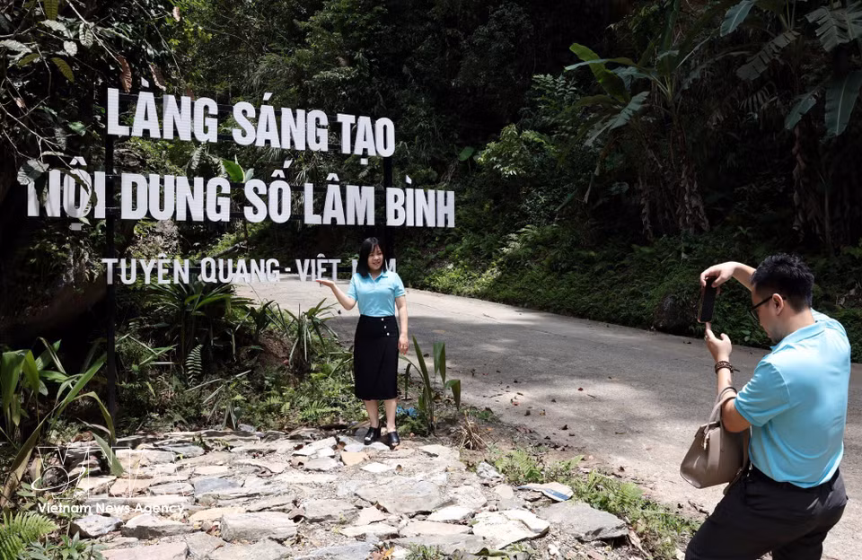Des touristes se prennent en photo au « Village de création de contenu numérique » dans la commune de Lam Binh, province de Tuyen Quang. Photo : VNA.
