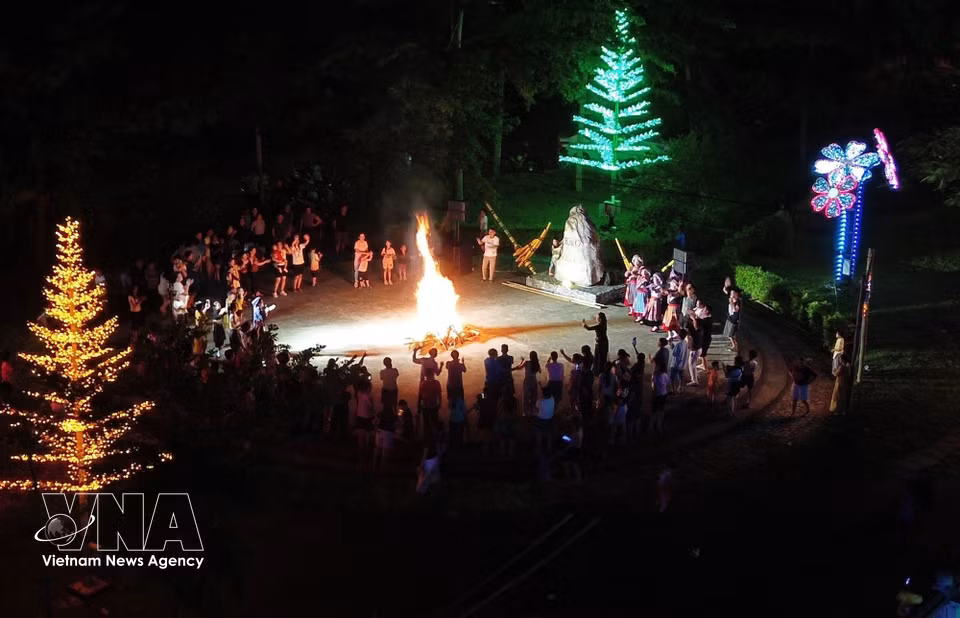 Un moment de partage autour d’un feu de camp avec des touristes. Photo : VNA.