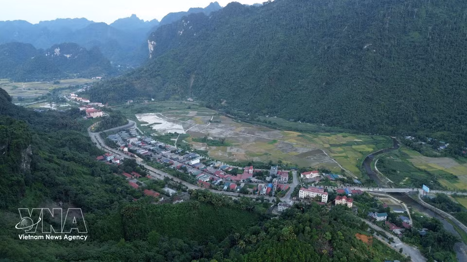 Vue d'ensemble du centre de la commune de Lam Binh, province de Tuyen Quang. Photo : VNA.