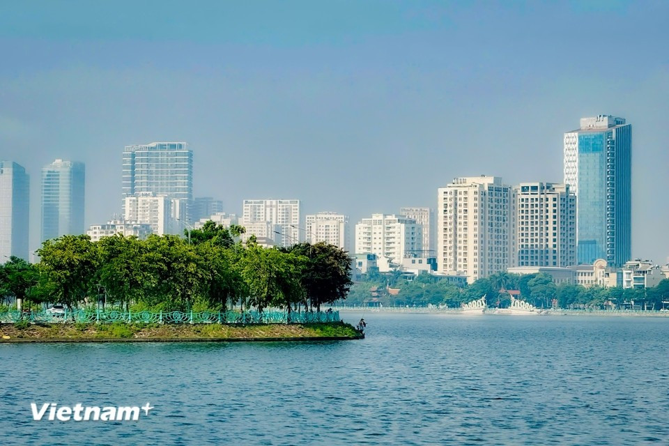 Le lac de l’Ouest déroule à perte de vue ses ondes tranquilles, ceinturées d’une végétation luxuriante. Photo : Trân Huong Son/Vietnam+