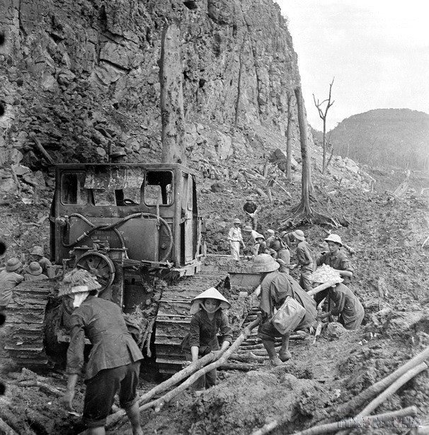 La route stratégique 20 "Quyêt Thang" dans la province de Quang Binh, constamment bombardée, a été maintenue ouverte jour et nuit grâce à l’effort inlassable du génie et des jeunes volontaires. Photo : VNA