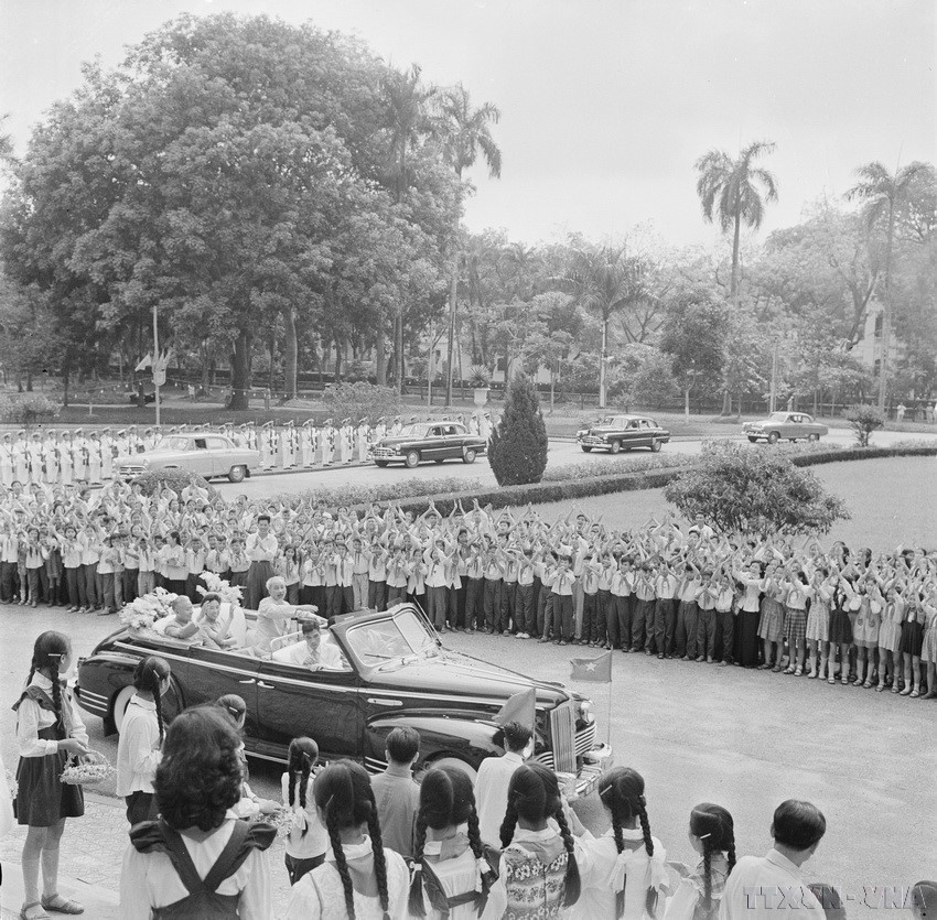 Le président Ho Chi Minh accueille chaleureusement son homologue chinois Liu Shaoqi lors de sa visite officielle à Hanoï en mai 1963. Photo : VNA