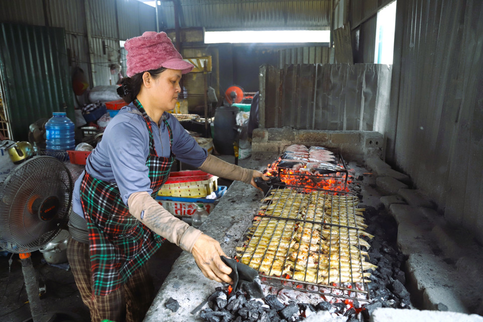 Les femmes du village côtier de Yen Thinh (commune de Dien Chau, province de Nghe An) grillent le poisson près de l'estuaire de Lach Van. Photo : VNA