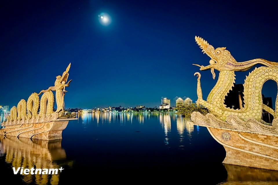 La nuit, le lac révèle une beauté à la fois mystérieuse et romantique, dans un cadre paisible aux paysages enchanteurs. Photo : Trân Huong Son/Vietnam+