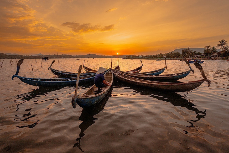 Un flamboyant soleil couchant illumine la lagune Ô Loan. Photo : VNA