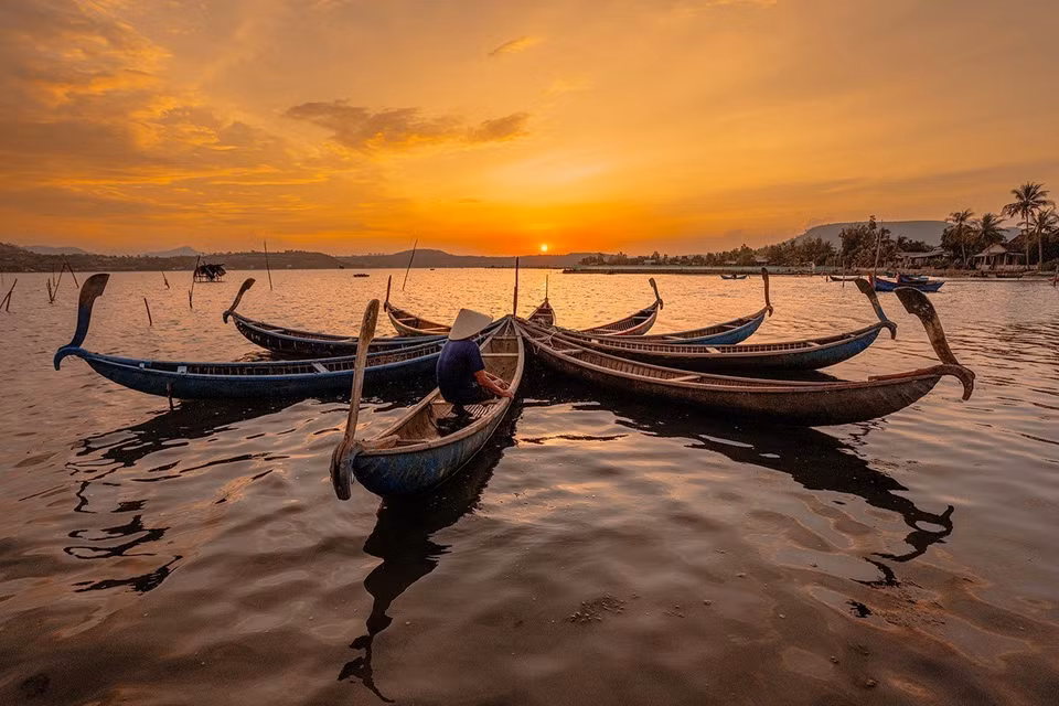Un flamboyant soleil couchant illumine la lagune Ô Loan. Photo : VNA
