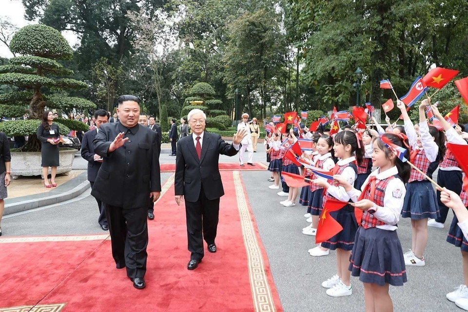 Le secrétaire général du PCV et président Nguyen Phu Trong préside la cérémonie d'accueil de Kim Jong-un, président du Parti des travailleurs de RPDC et président de la Commission des affaires d'État de la RPDC, en visite officielle d'amitié au Vietnam (Hanoï, le 1er mars 2019). Photo : Tri Dung – VNA