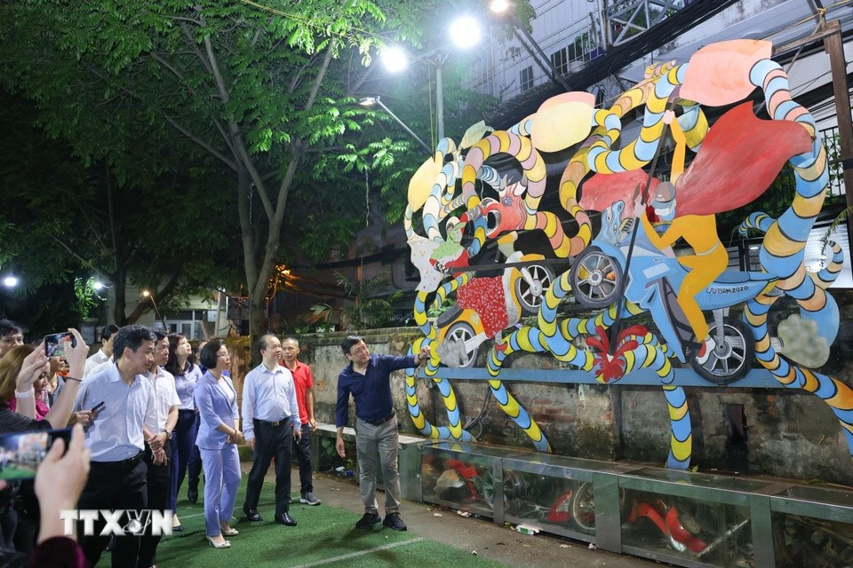 Considérant le tourisme comme un secteur économique clé et incitant les visiteurs à venir et à revenir, Hanoï se concentre sur l’innovation à la fois dans le contenu et dans la forme des activités touristiques. (Photo : Thanh Tung/VNA)