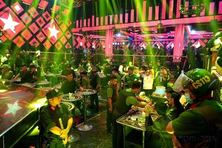 La police de la province de Binh Thuan (Centre méridional) a réussi à démanteler un important foyer de consommation de drogue dans la ville de Phan Thiet. L'opération a eu lieu dans la matinée du 2 mai 2025. Photo : VNA
