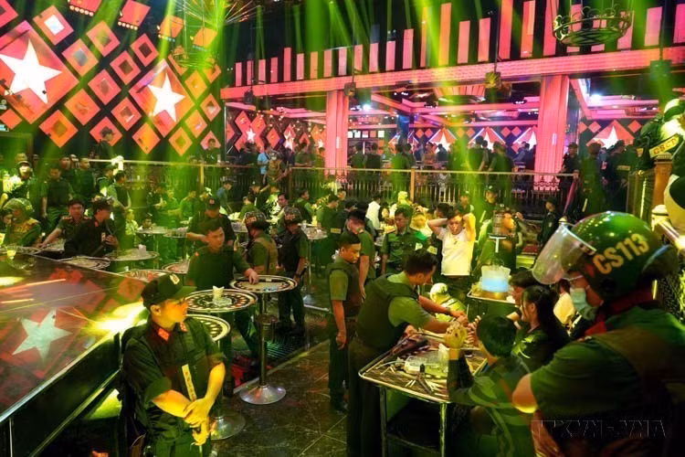 La police de la province de Binh Thuan (Centre méridional) a réussi à démanteler un important foyer de consommation de drogue dans la ville de Phan Thiet. L'opération a eu lieu dans la matinée du 2 mai 2025. Photo : VNA