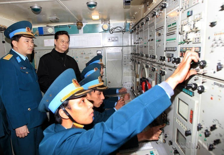 Le Premier ministre Nguyên Tân Dung rend visite à l’Unité 64 (Division 361 de défense aérienne) pour inspecter le service de permanence et l’état de préparation au combat, le 13 janvier 2013. Photo : VNA
