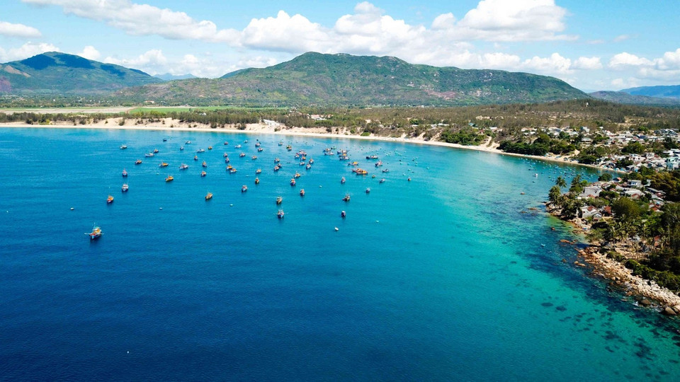 Vue plongeante sur la plage et les bateaux depuis le cap Vi Rong. Photo : Thanh Trung/Vietnamtourisme