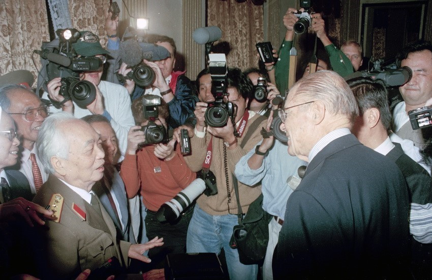 Le général Vo Nguyên Giap et l’ancien secrétaire à la Défense américain Robert McNamara – anciens commandants des camps opposés – se rencontrent pour la première fois à Hanoï, le 9 novembre 1995, après la normalisation des relations. Photo : VNA
