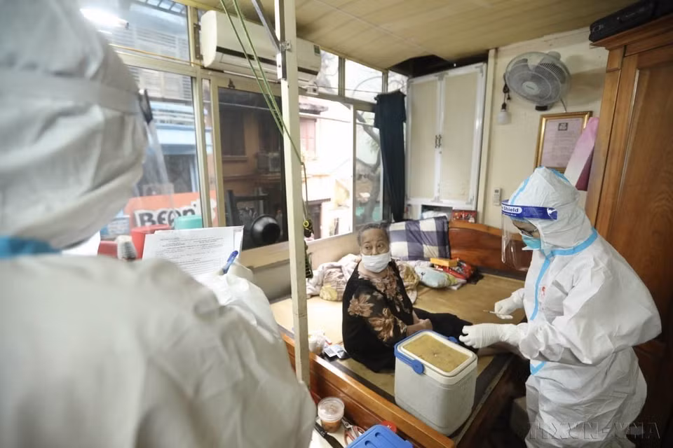 L'équipe médicale mobile du quartier de Cua Dong, arrondissement de Hoan Kiem (Hanoï) vient vacciner à domicile contre le COVID-19 les personnes à haut risque. Photo : VNA