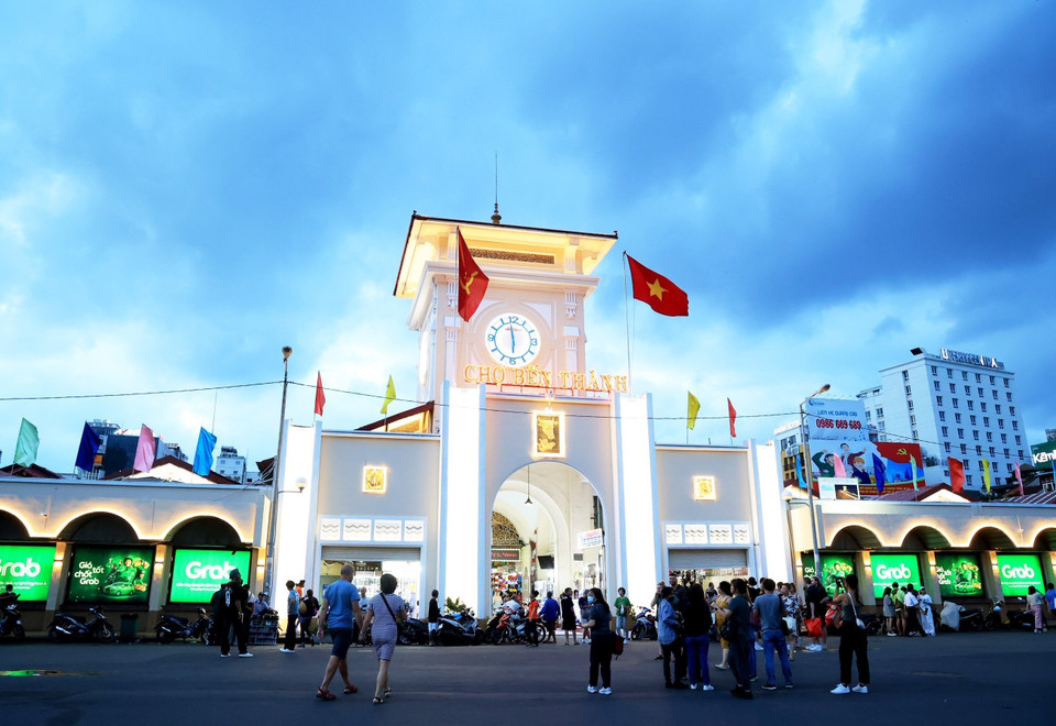 Le marché Ben Thanh, emblème touristique de Hô Chi Minh-Ville, s'illumine à la tombée de la nuit. Photo : Hong Dat – VNA