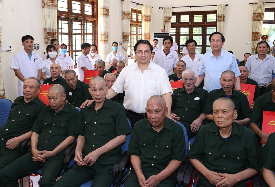 Sur la photo: le Premier ministre Pham Minh Chinh rend visite aux invalides et malades de guerre du Centre, le 19 juillet 2022. Photo : VNA